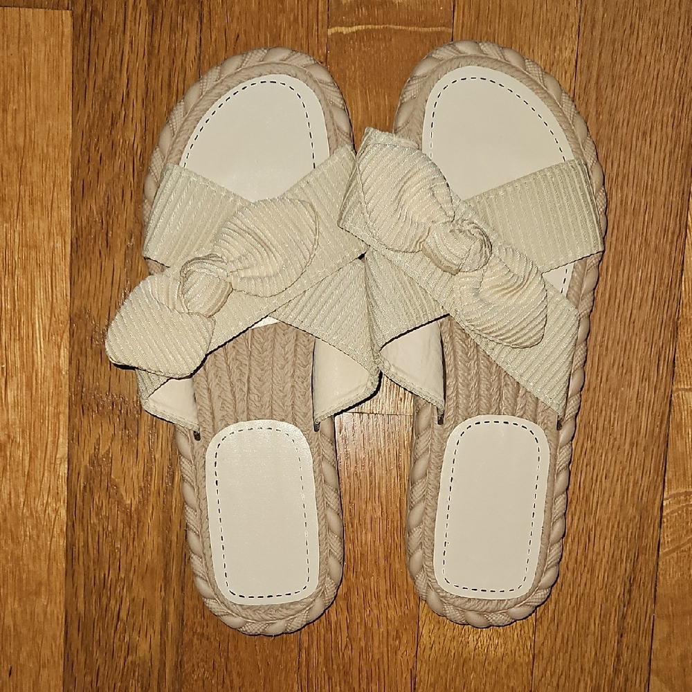 NWOT. Never Worn. Cream Bow Women’s Sandals Size 7.5